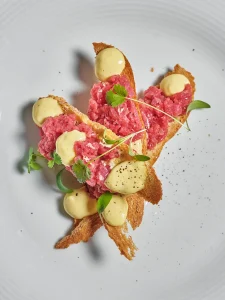 Battuta di manzo, crostini, tuorlo marinato, miso e nocciole Piemonte IGP