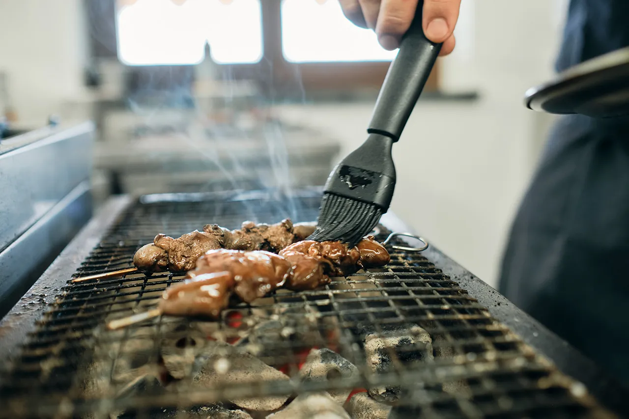 Preparazione alla brace nella cucina di Arrà