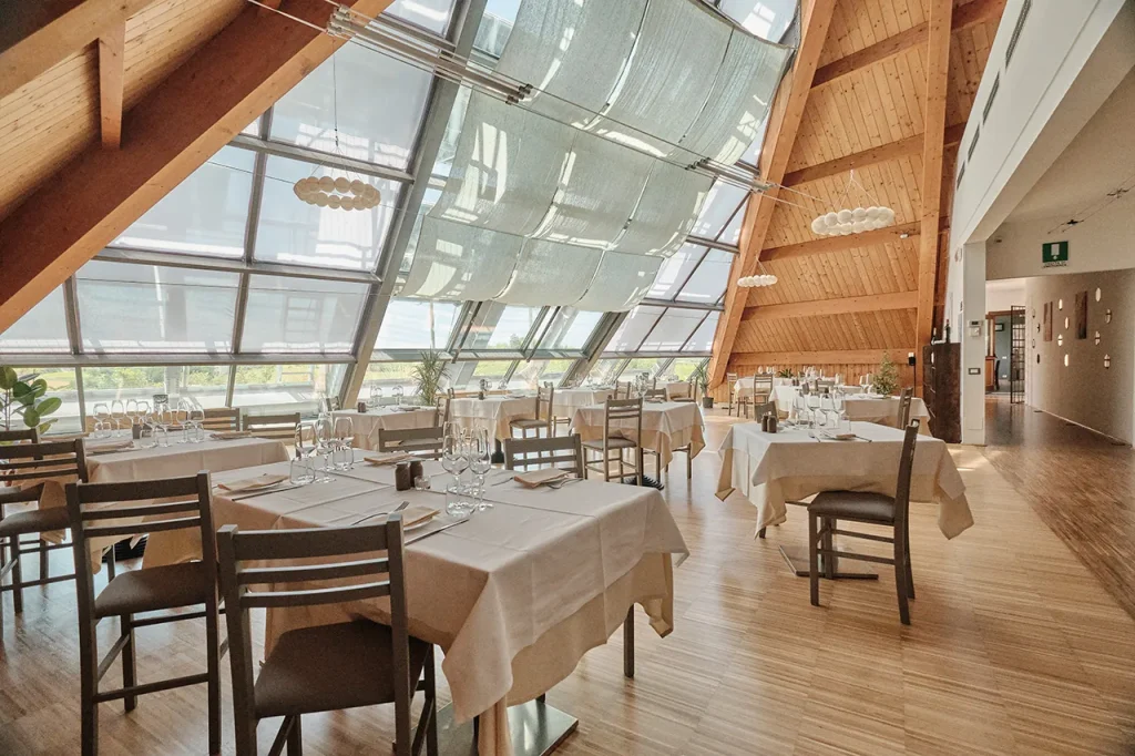 Arrà restaurant dining room inside the Piramide delle Erbe