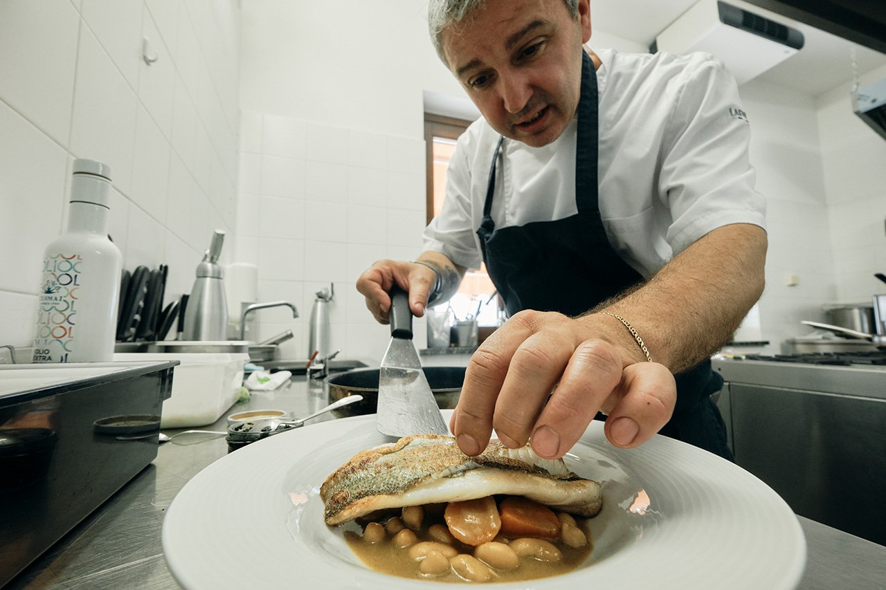 Preparazione alla brace nella cucina di Arrà